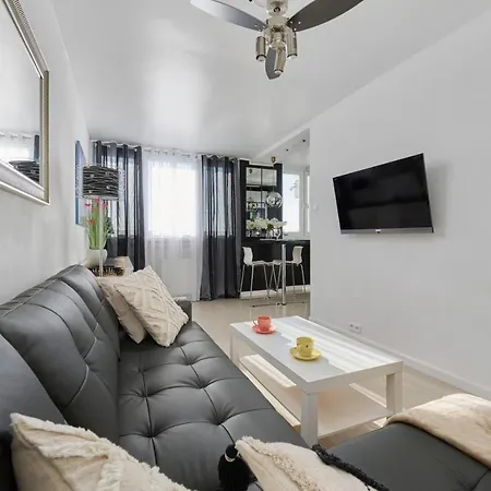 Black & White Studio With A View By Renters Apartment *